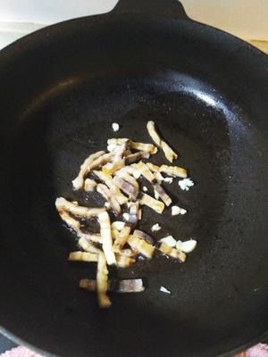 鳗鱼鲞丝炒芹菜--很香很好吃的快手菜的做法 步骤3