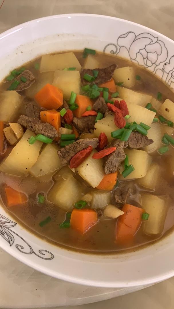 鲜美的白萝卜牛肉汤
