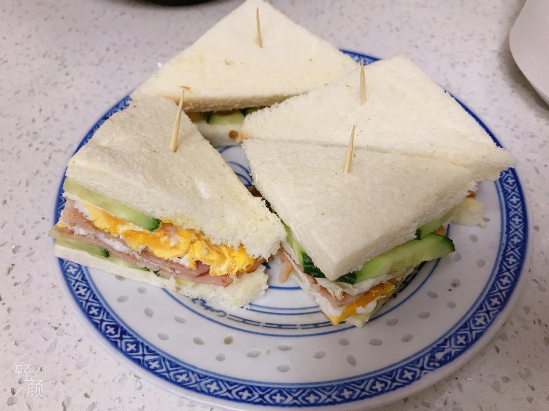 鸡蛋培根三明治
