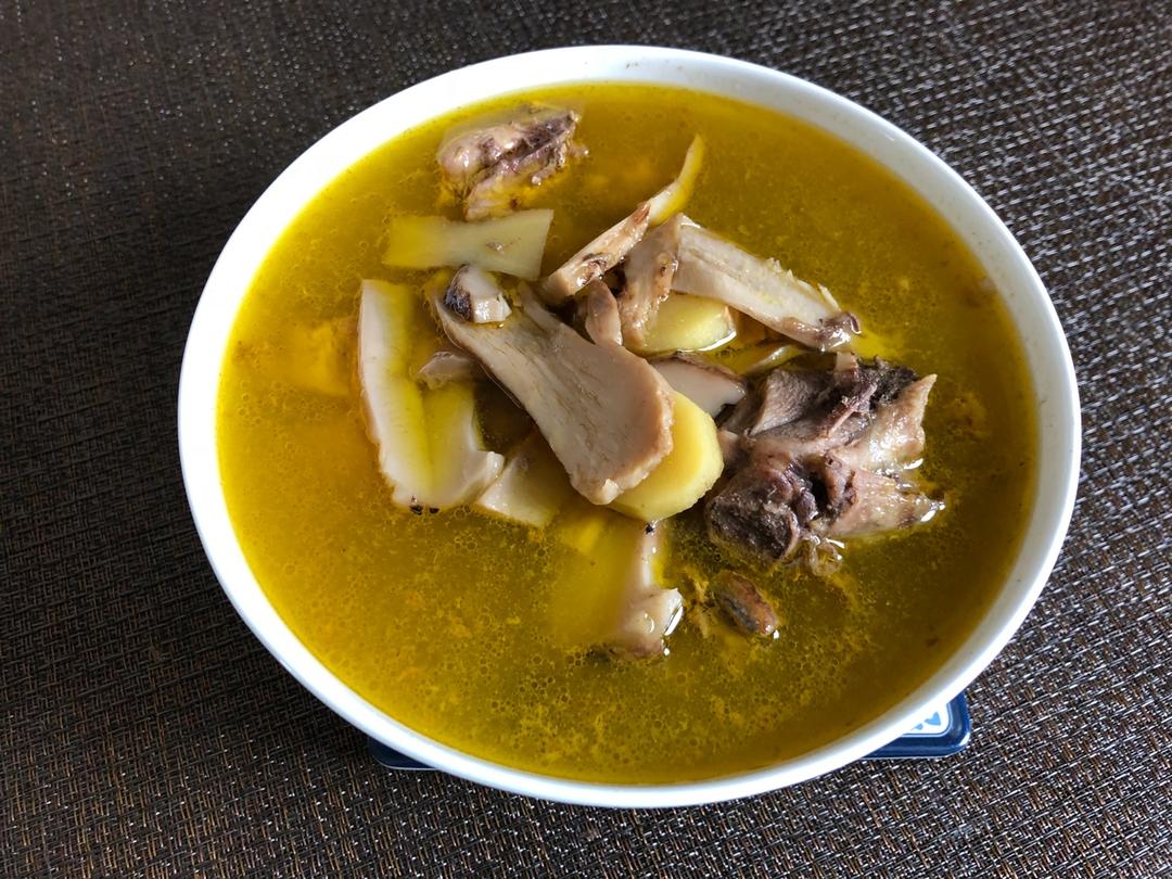 松茸炖鸡 阿二头3333做的松茸炖鸡 赞 干松茸,土鸡,姜片,盐巴