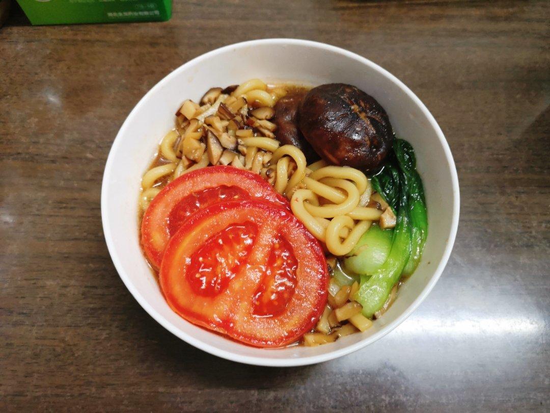 菌汤面条 看得见的香菇 尝得到的鲜美 这才是真正的菌汤