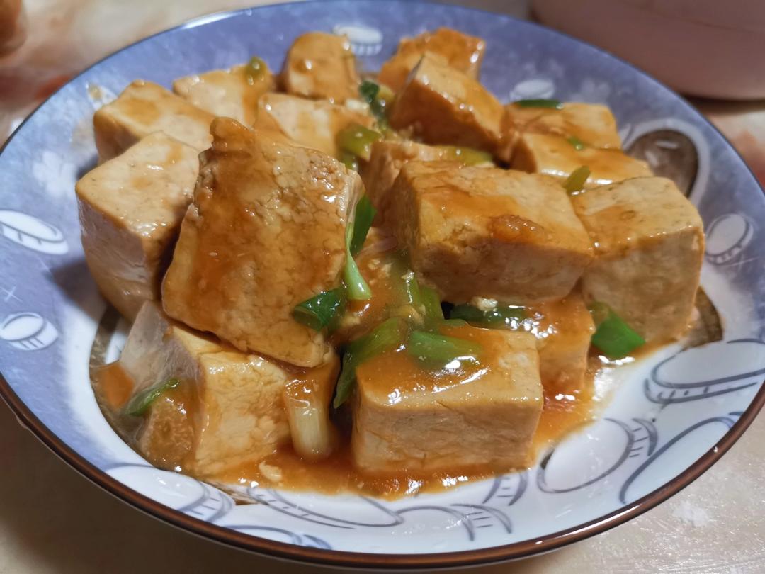 不放肉也超下饭的葱焖豆腐