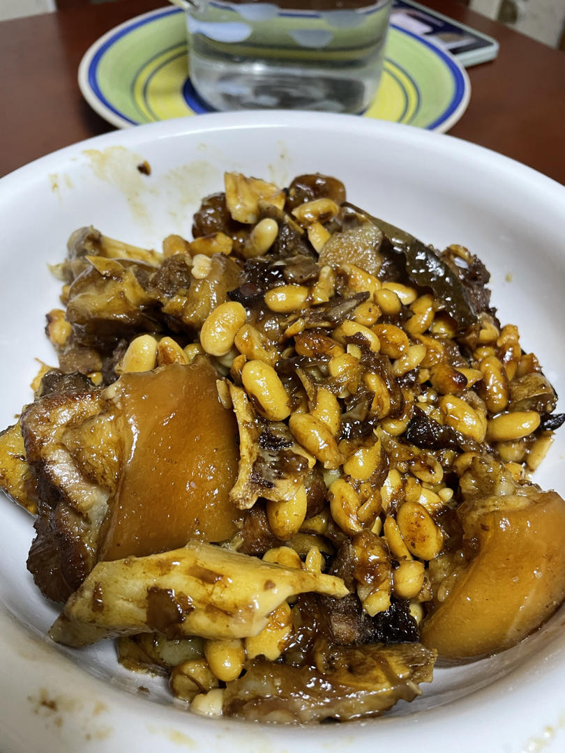 流口水的黄豆炖猪蹄