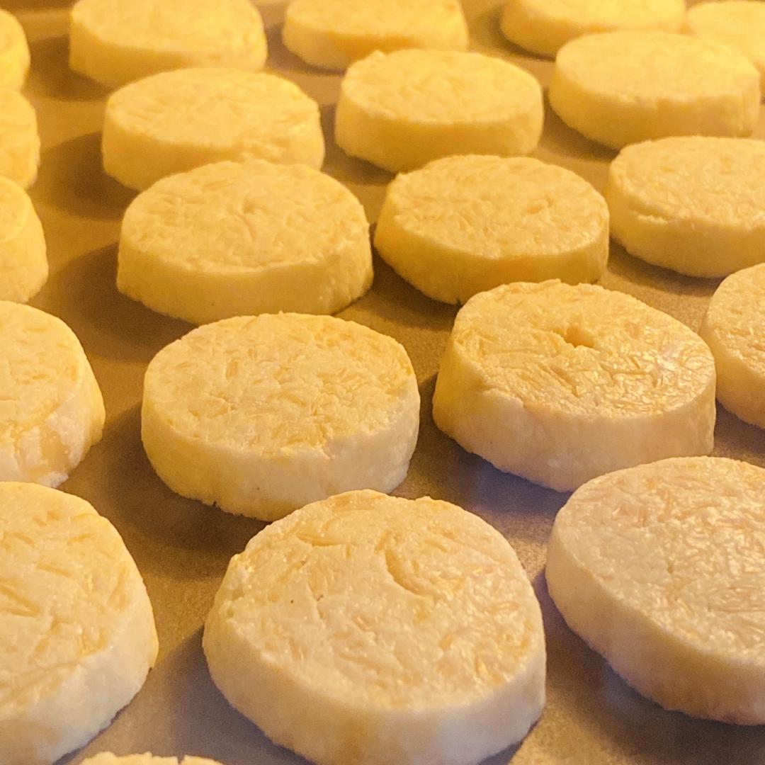 大孔奶酪饼干