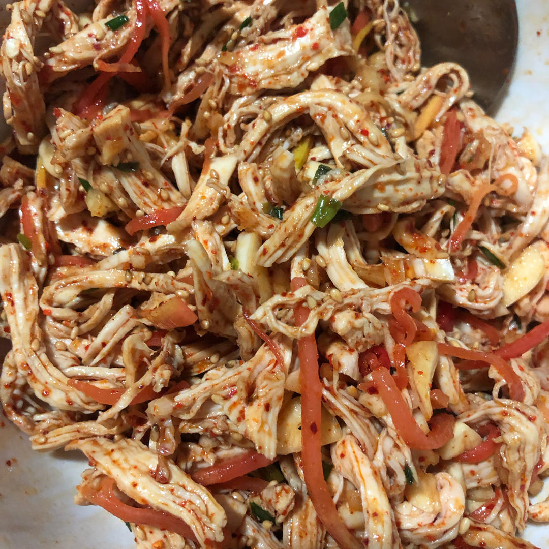 手撕麻辣鸡丝，麻麻辣辣的感觉很夏天