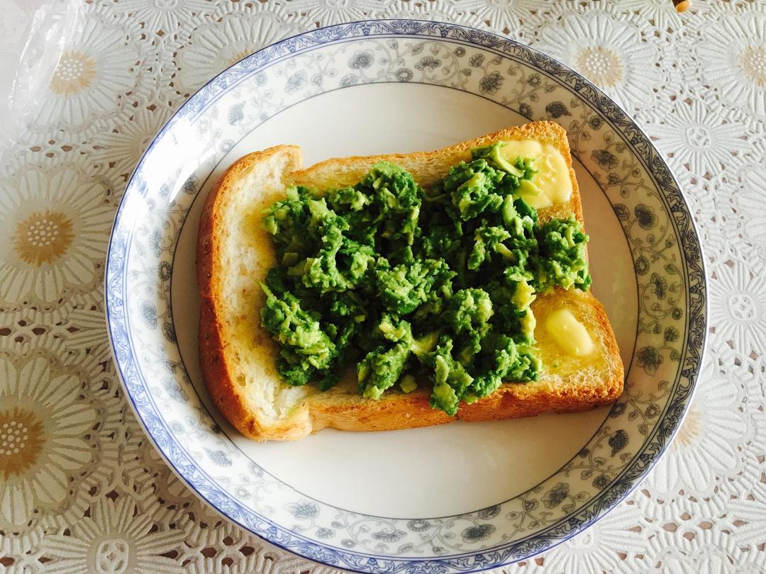 牛油果泥配黄油吐司