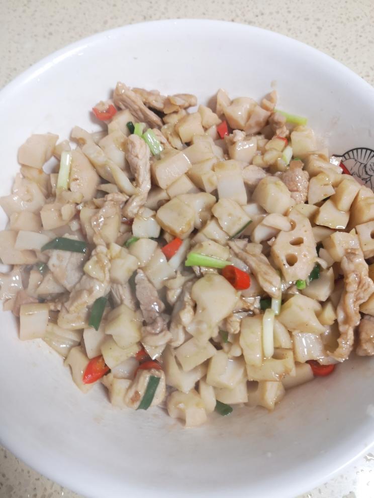 超好吃的藕丁炒肉