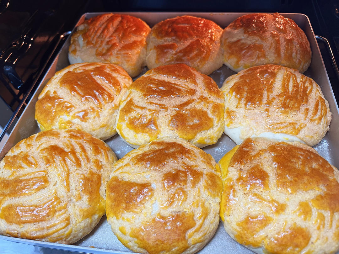 做100款面包の12：在家开茶餐厅!港式菠萝包 –不划格子自然裂开的香酥脆皮！菠萝油/酥皮包