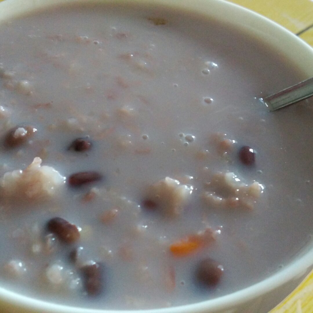 红枣红豆薏仁牛奶粥