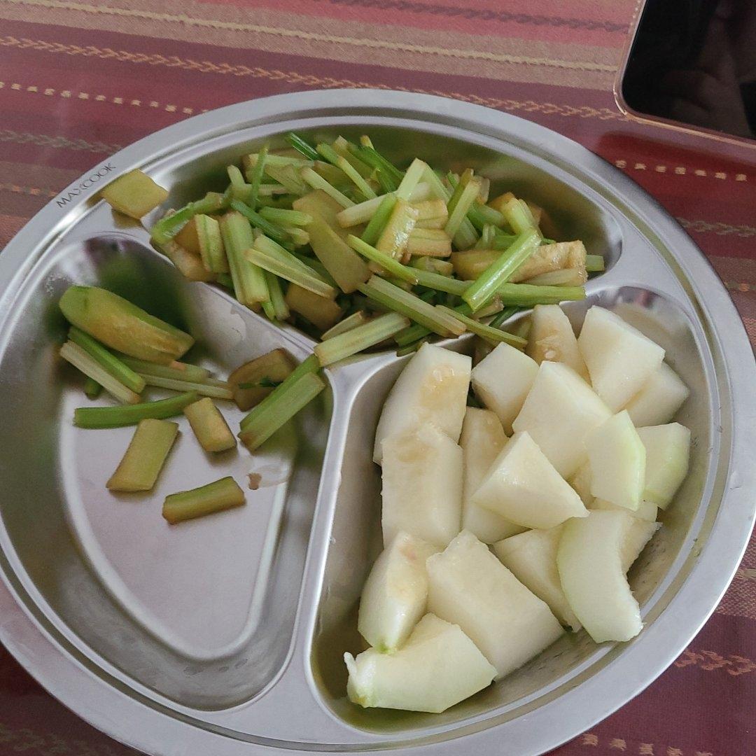 最简单的降压祛脂菜  素炒芹菜