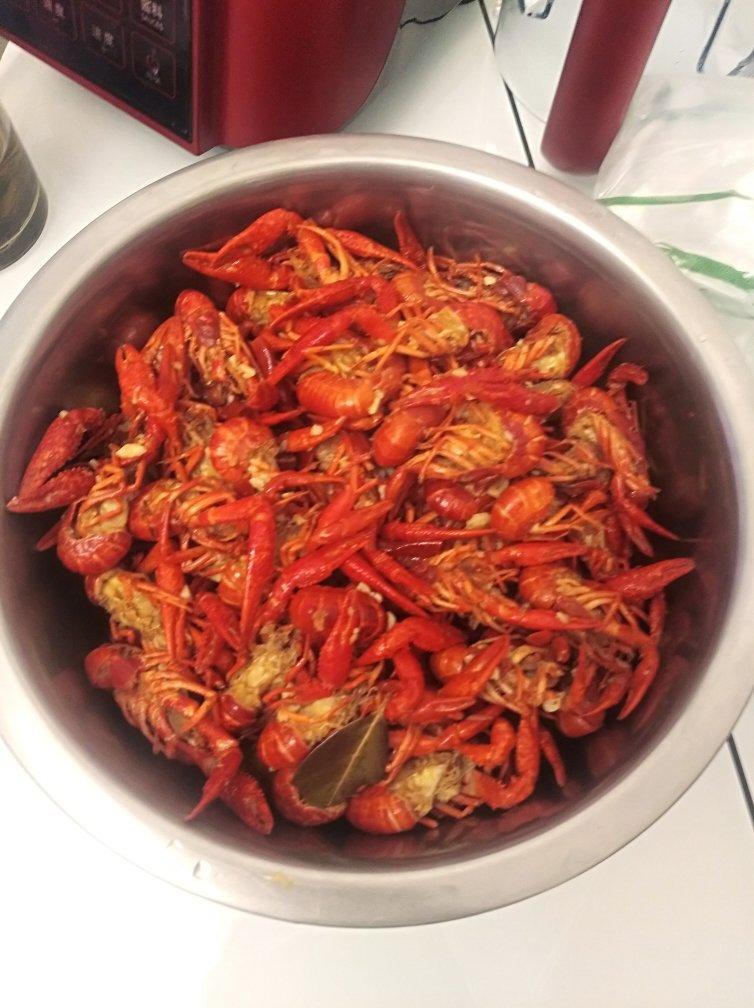 吃整天就知道吃做的家常红烧小龙虾