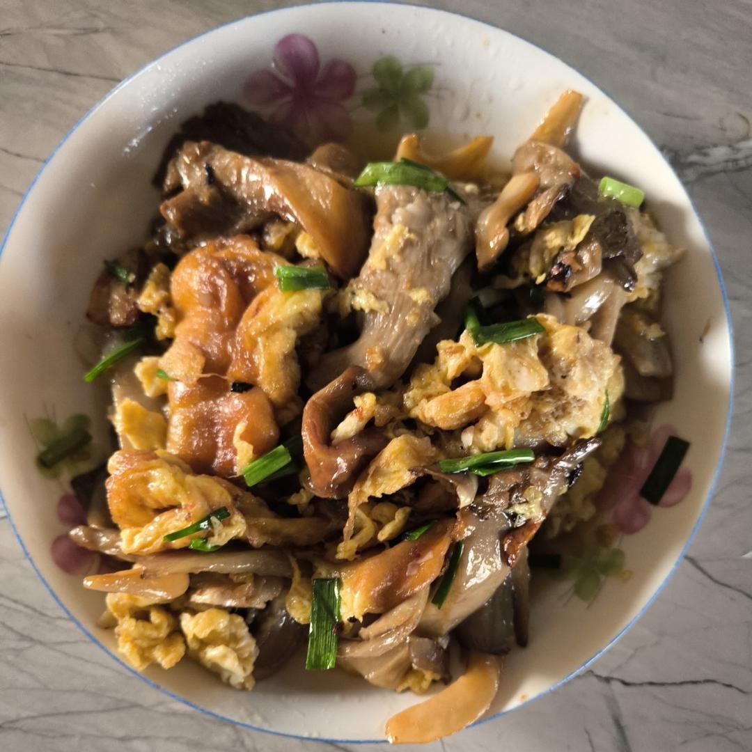 蘑菇炒鸡蛋	平菇这样炒，鲜美无比巨好吃