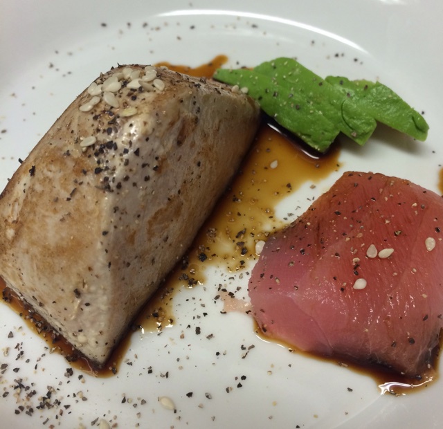 烤吞拿鱼配牛油果(seared tuna with avocado)