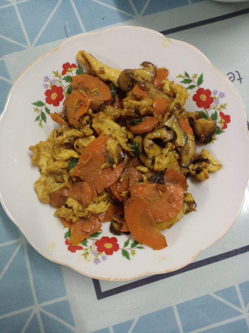 胡萝卜香菇炒鸡胸肉