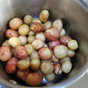 酱土豆（挂汁小土豆）的做法 步骤2