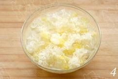桃胶皂角米炖银耳的做法 步骤4