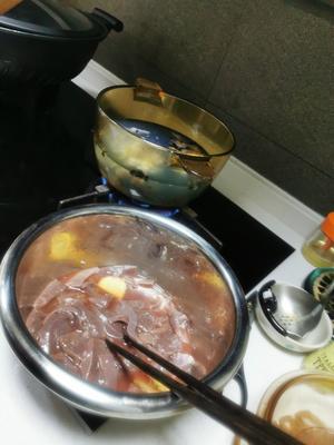 枸杞叶猪肝瘦肉汤的做法 步骤2