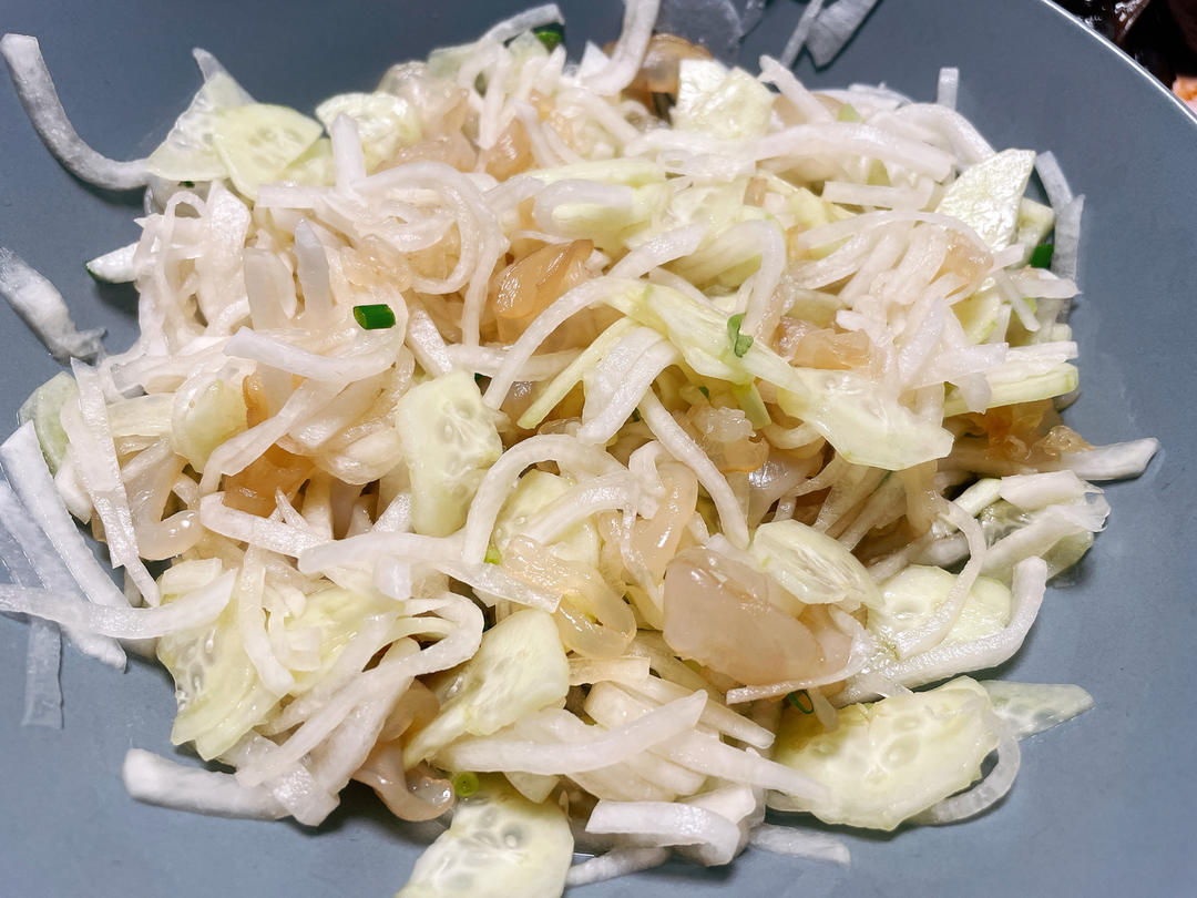 饭桌上的爽口凉拌菜：海蜇头拌萝卜丝（莴笋丝个黄瓜丝也是极好的）