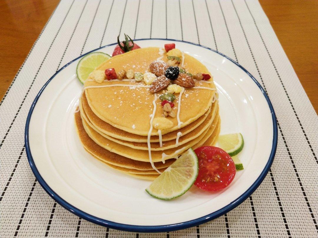 【酸奶松饼yogurt pancake】，搭上黑莓果酱和枫糖的美味。