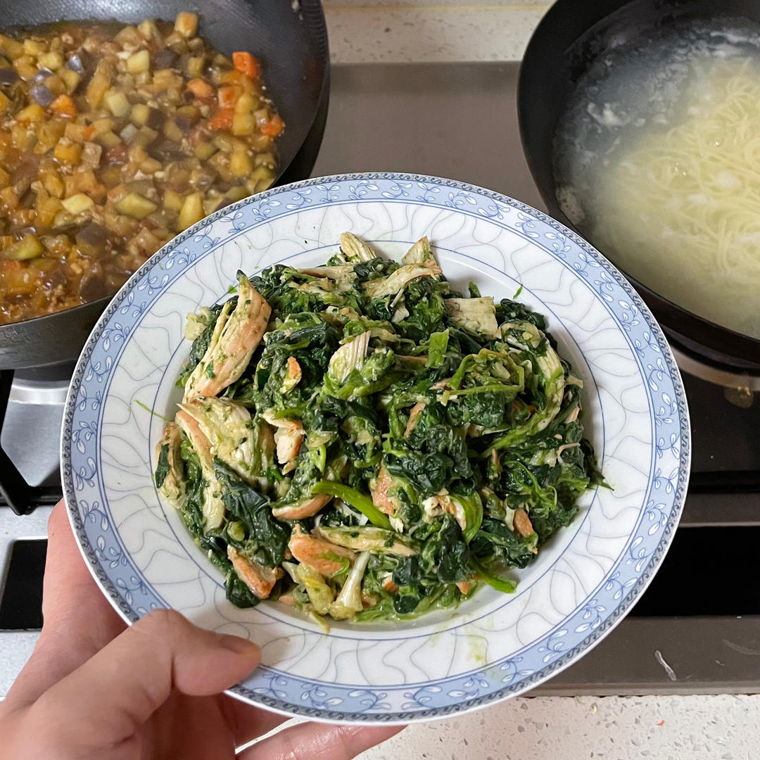 凉拌菠菜鸡丝 即爽口又下饭哦