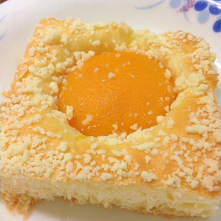 黄桃酥粒面包