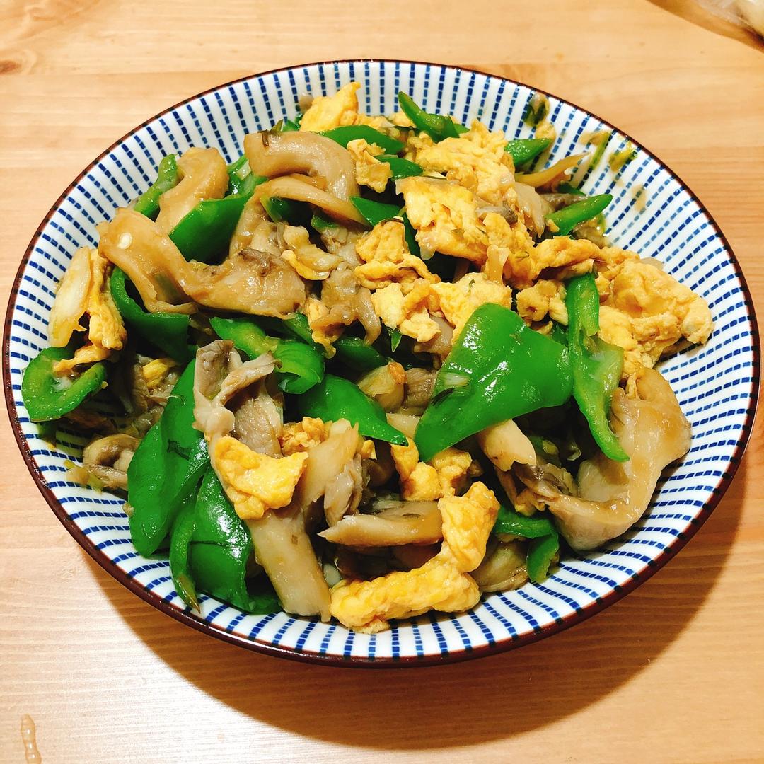 平菇青椒炒鸡蛋 好吃又营养的超快手家常菜