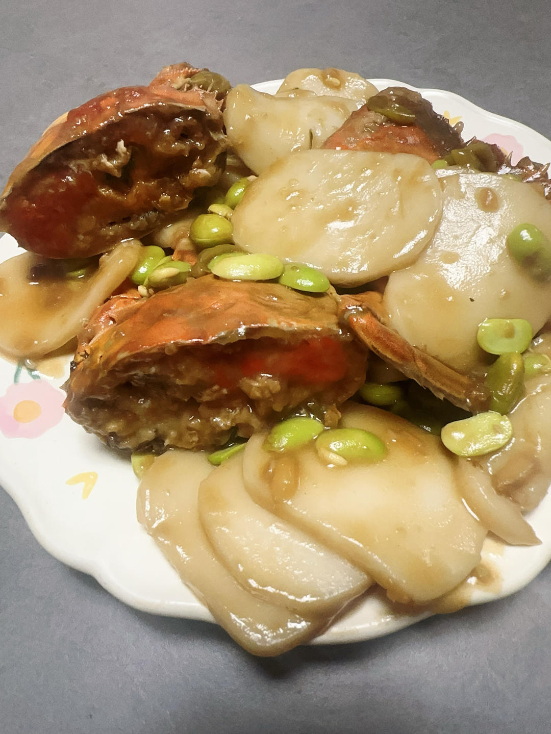 吮指舔干净的毛豆大闸蟹炒年糕