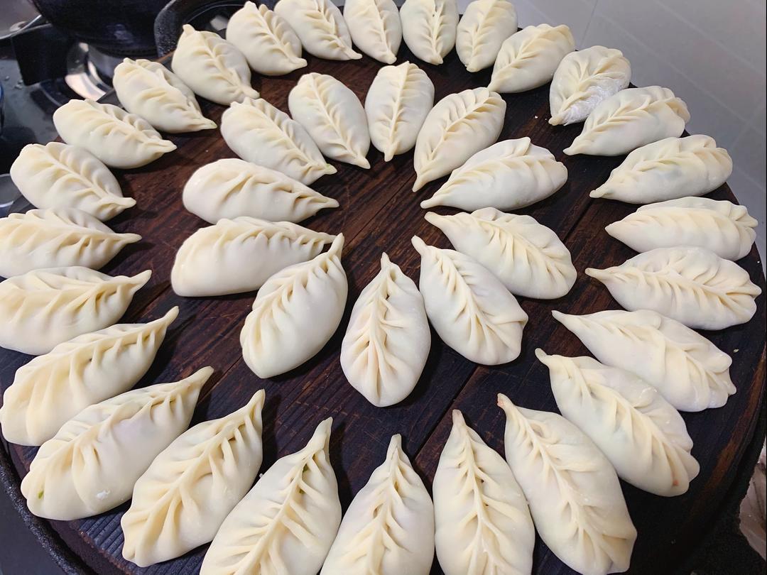 茭白香菇肉馅柳叶饺的做法