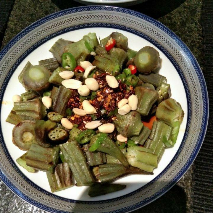 这绝对是秋葵颜值最高的做法，好看又好吃，端上桌最先光盘