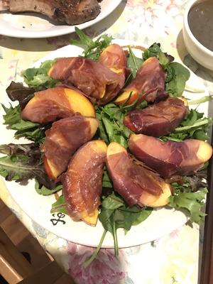意外好吃的暗黑料理：意大利熏火腿（prosciutto)裹黄桃色拉的做法 步骤6