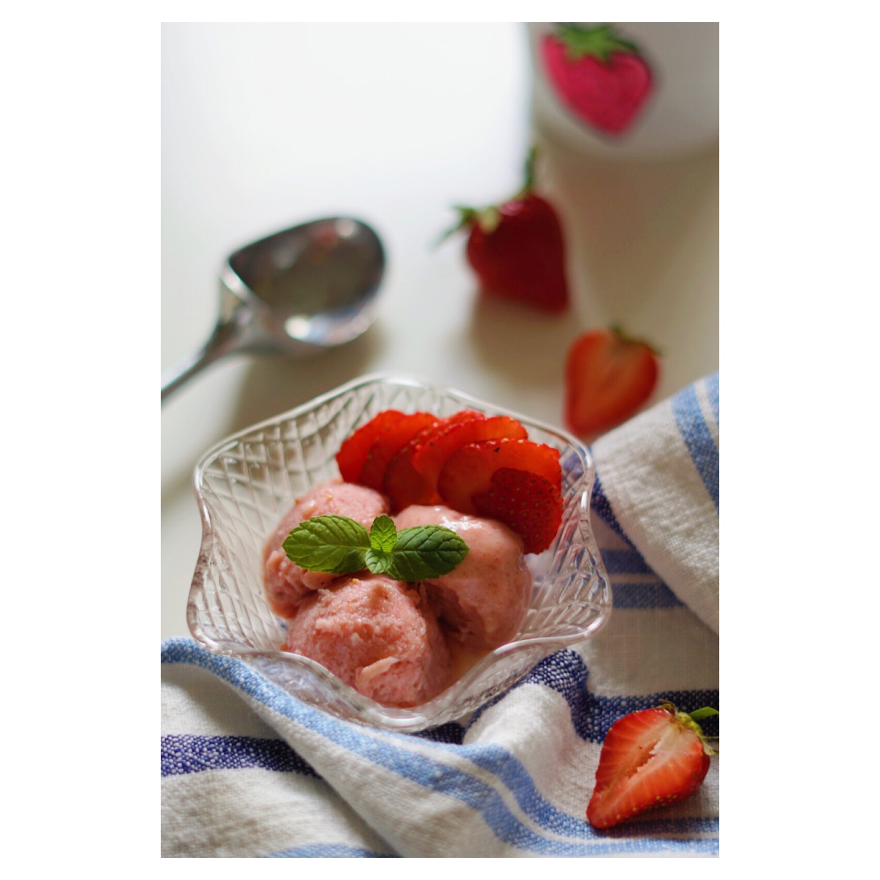 只用三种食材的草莓酸奶冰淇淋