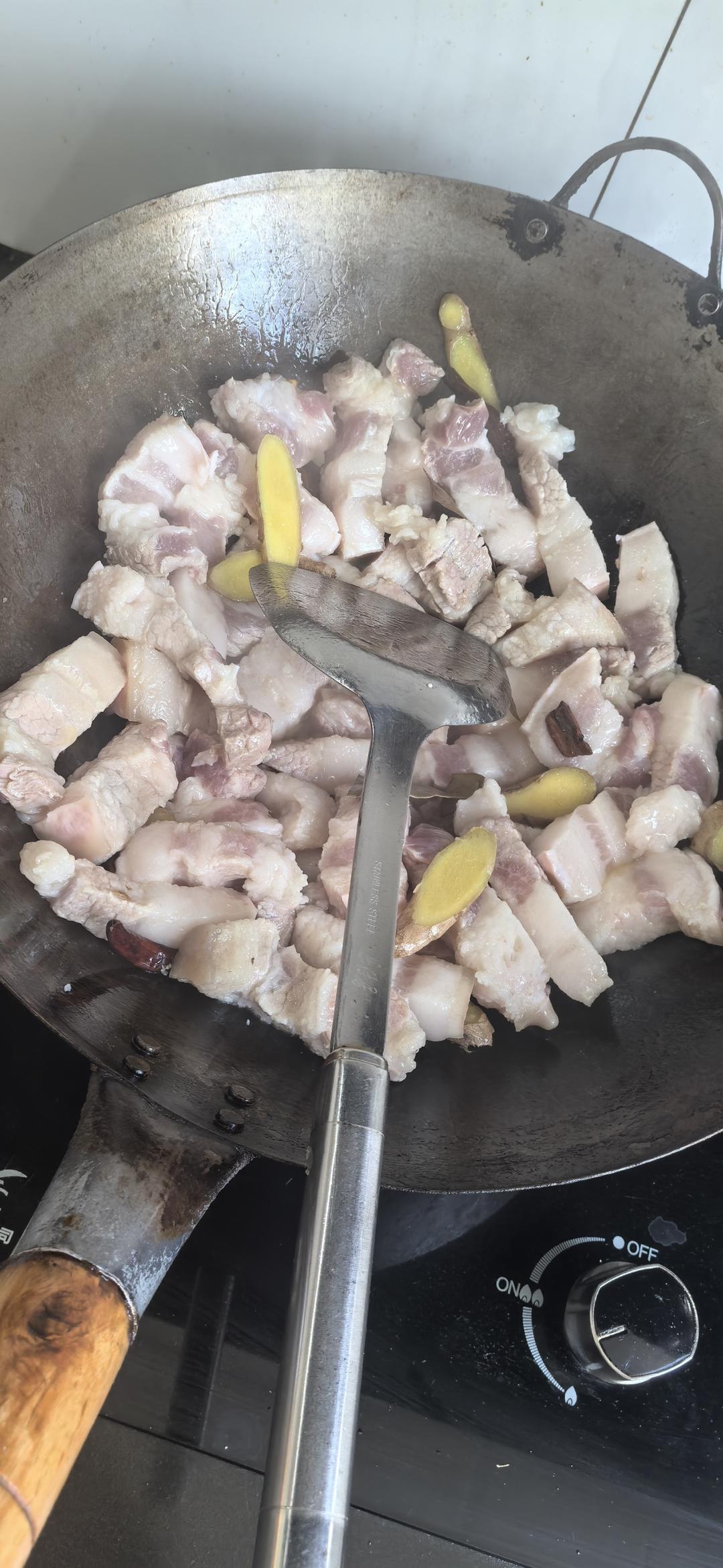 吃着碗里望着锅里的红烧肉