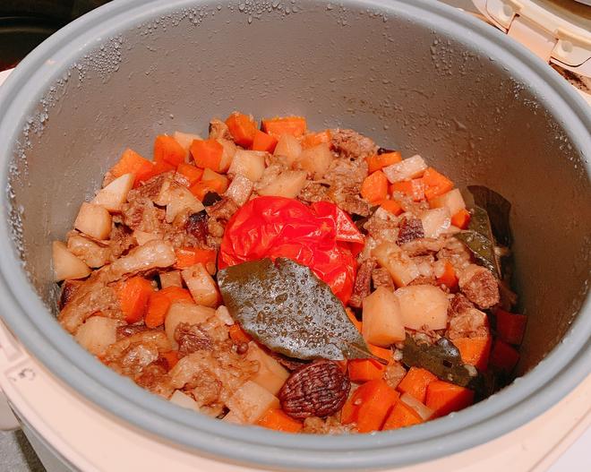 省心电饭煲土豆胡萝卜西红柿牛胸肉的做法