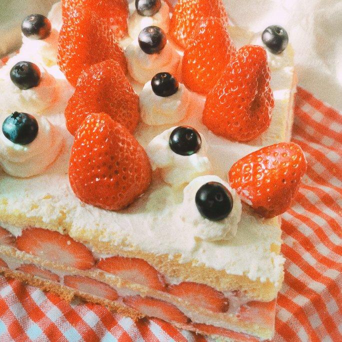 不会抹奶油也可以做的草莓方蛋糕！