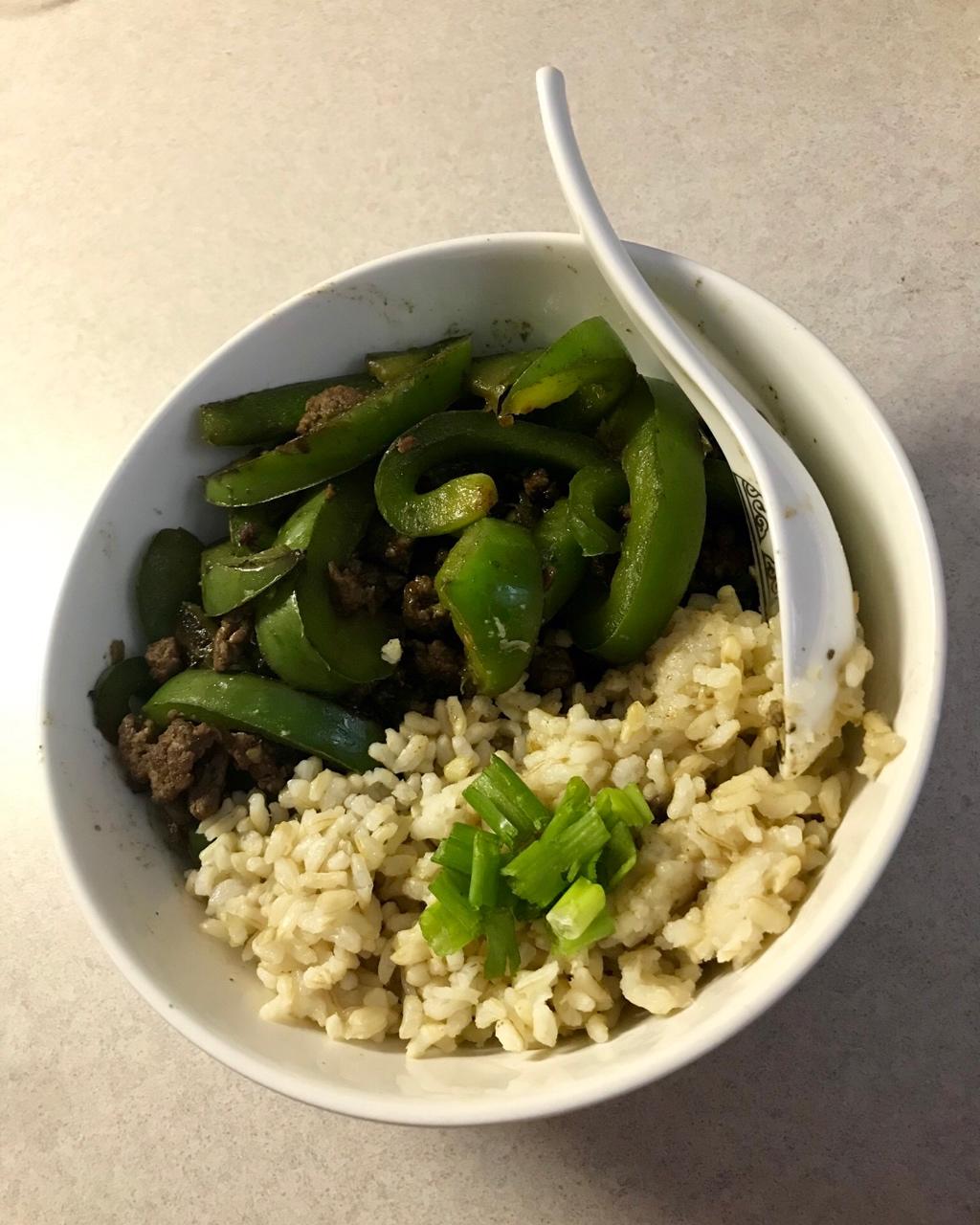 青椒肉末盖浇饭