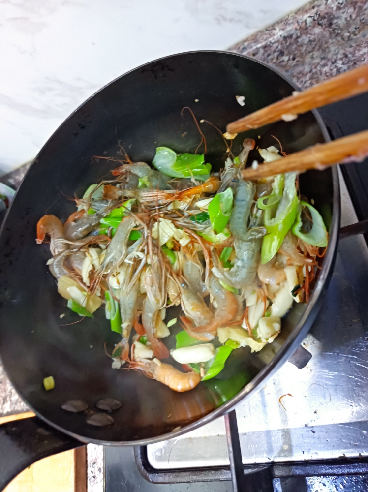 吃到舌头打结的白菜粉丝鸡翅鲜虾煲的做法 步骤5
