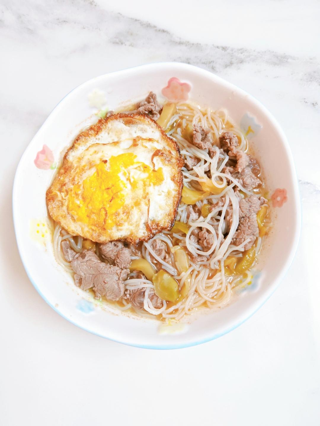 榨菜牛肉米粉，家常汤粉新选择