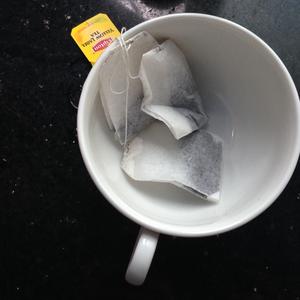 港式奶茶（from黑白淡奶）的做法 步骤1