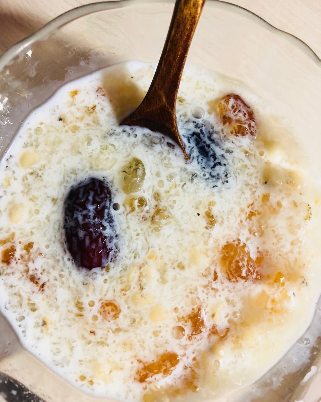 桃胶皂角米炖雪燕