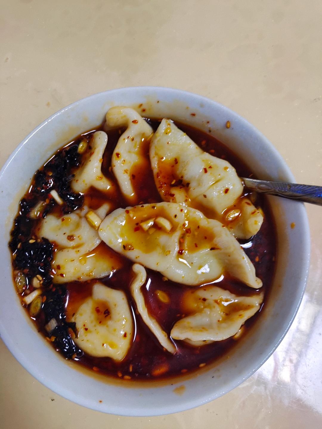 省时又便捷，没人能抗拒这碗酸汤水饺！🥟