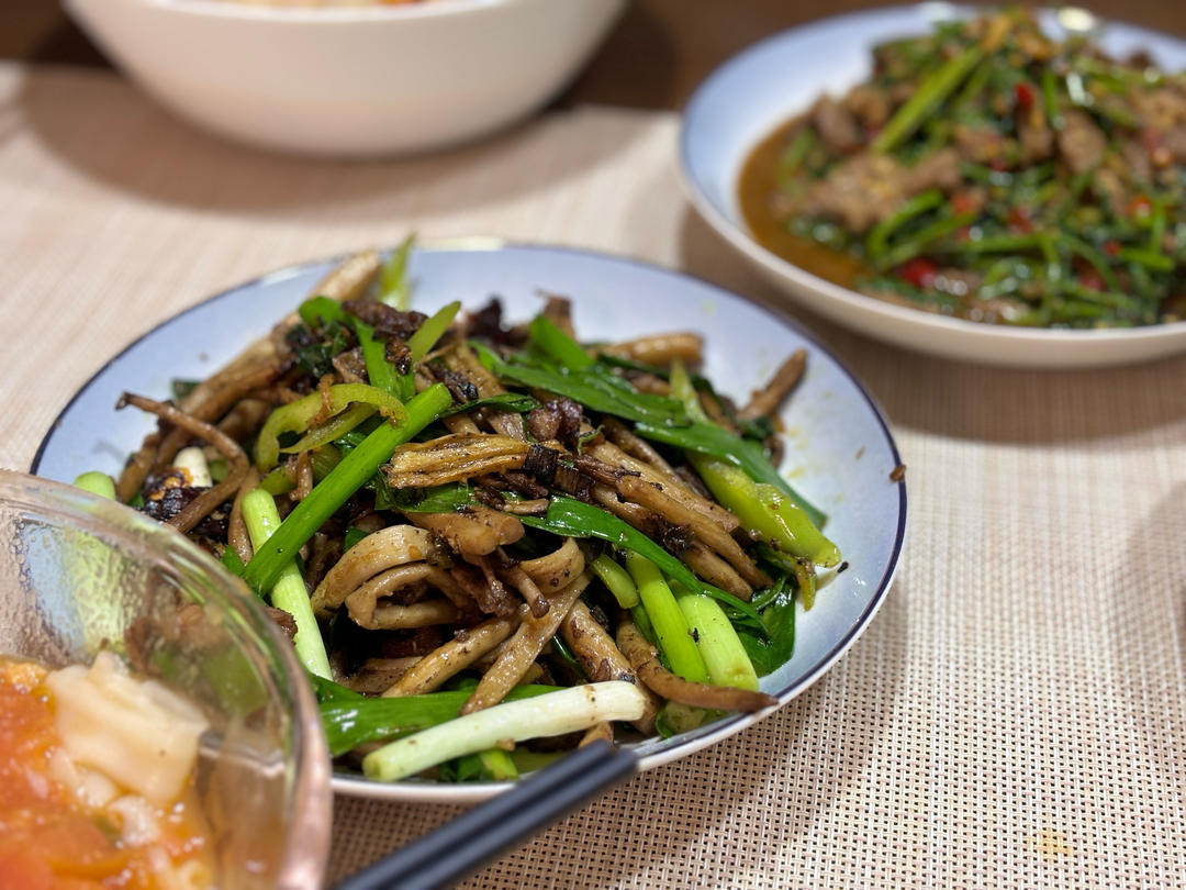 五花肉干锅茶树菇