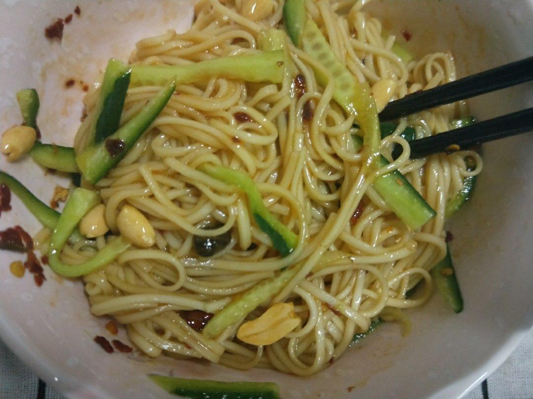 超简单的酸辣凉拌面