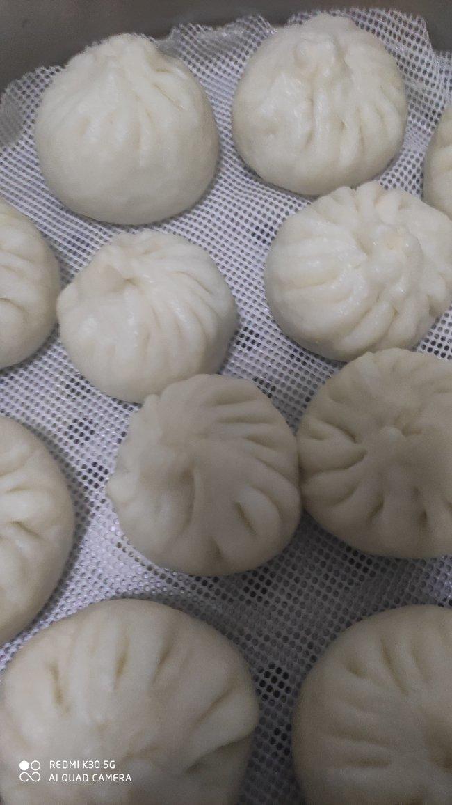 松软的素馅包子
