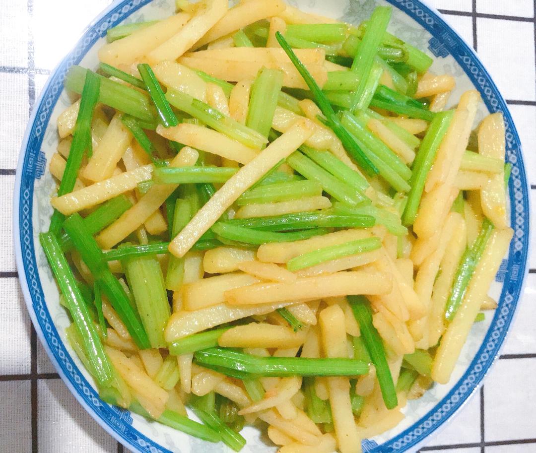 哎呀琪啊琪做的土豆炒芹菜