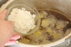 桃胶皂角米炖银耳的做法 步骤5