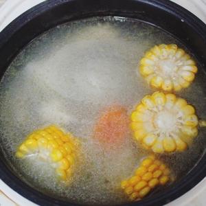 玉米萝卜煲鸡脚排骨的做法 步骤3