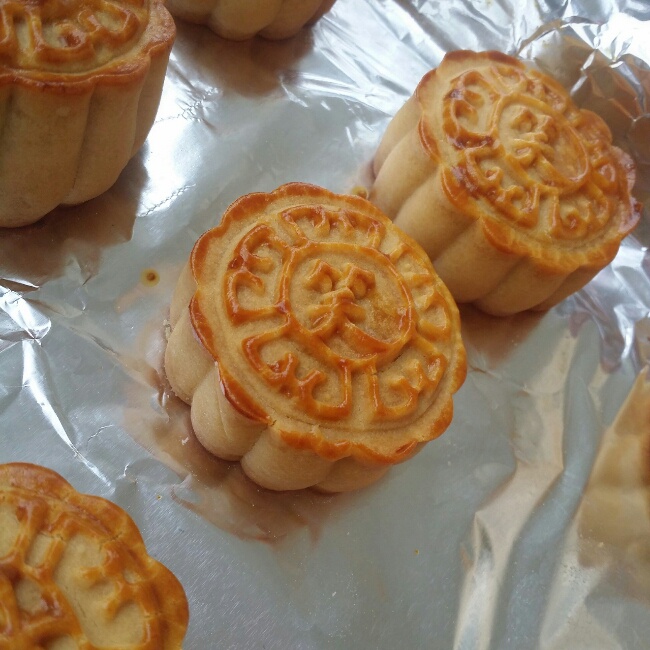 一口广月之小小蛋黄莲蓉月饼