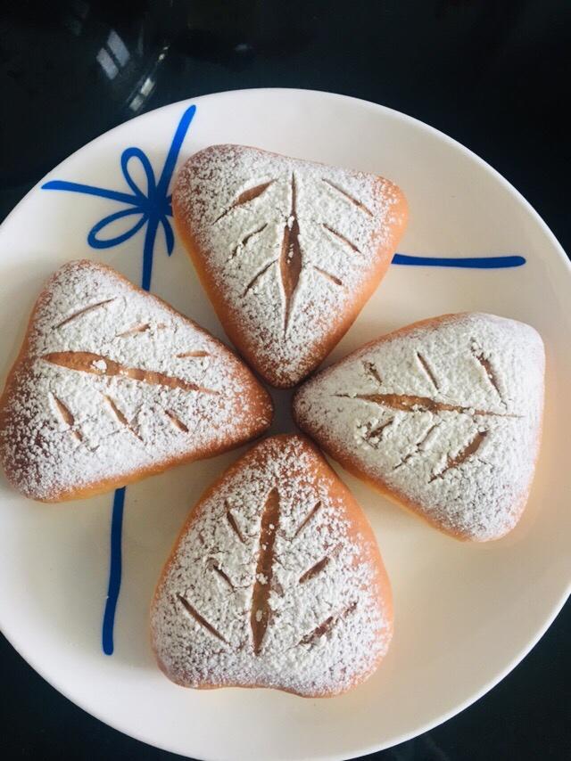核桃莓果三角面包