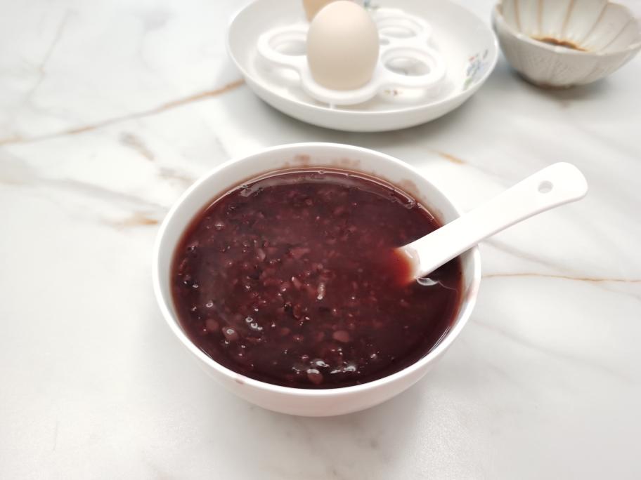 小美黑米粥的做法