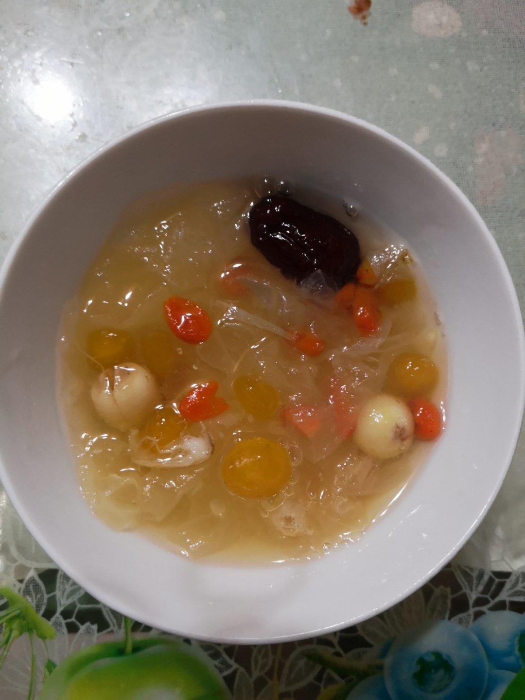 如何熬一碗黏黏糯糯的银耳羹